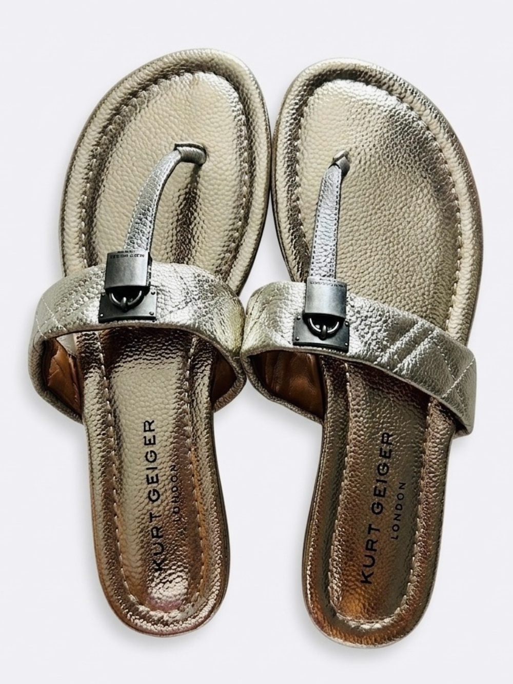 BNWOT Kurt Geiger metallic Gold T-Strap Thong Sandals Metal Padlock Charm